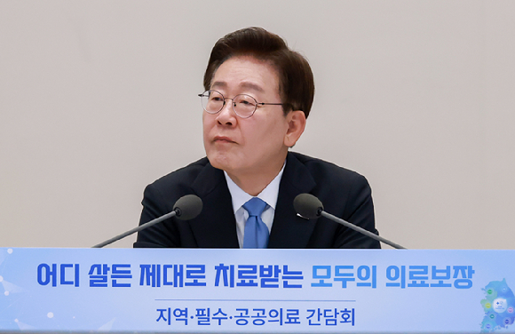 이재명 대통령이 22일 청와대에서 열린 지역&middot;필수&middot;공공의료 간담회에서 참석자 발언을 듣고 있다. 2026.7.22 [사진=연합뉴스]