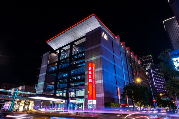 현대백화점이 '더현대 글로벌'이 대만에서 팝업스토어를 열고 사업 확장에 박차를 가한다. 사진은 팝업스토어가 열리는 대만 신광미츠코시 백화점 야간 전경. [사진=현대백화점]