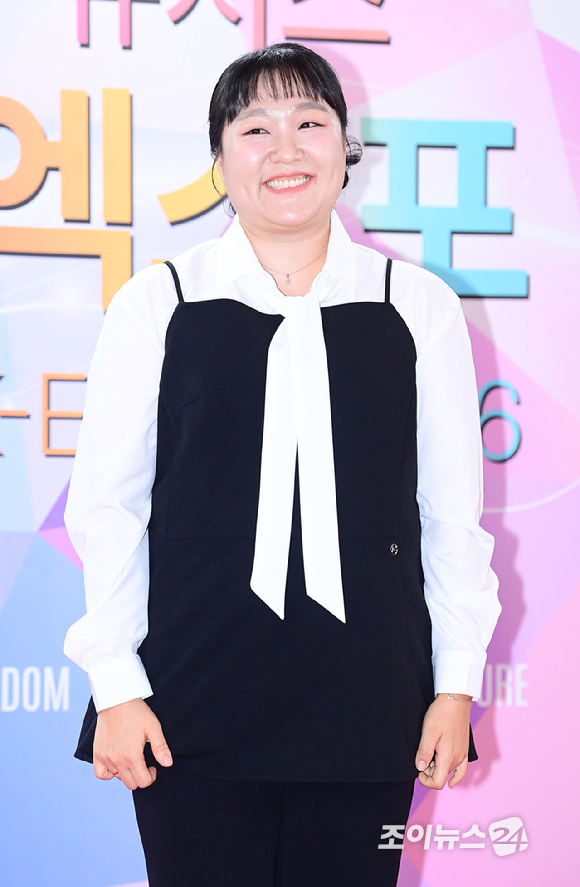 코미디언 이수지가 28일 오후 서울 중구 소공동 롯데호텔에서 열린 '제8회 뉴 시스 한류엑스포' 시상식 포토월 행사에 참석하고 있다. [사진=정소희 기자]