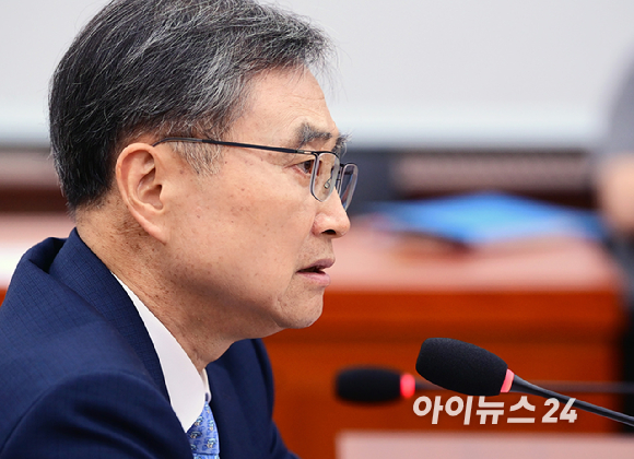 조현 외교부 장관 후보자가 17일 서울 여의도 국회 외교통일위원회에서 열린 인사청문회에서 의원 질의에 답변하고 있다. [사진=정소희 기자]