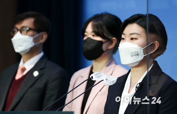 신지혜 기본소득당 상임대표가 4일 오전 서울 여의도 국회 소통관에서 기자회견을 열고 6.1지방선거에서 서울시장 출마 선언을 하고 있다 . [사진=정소희 기자]