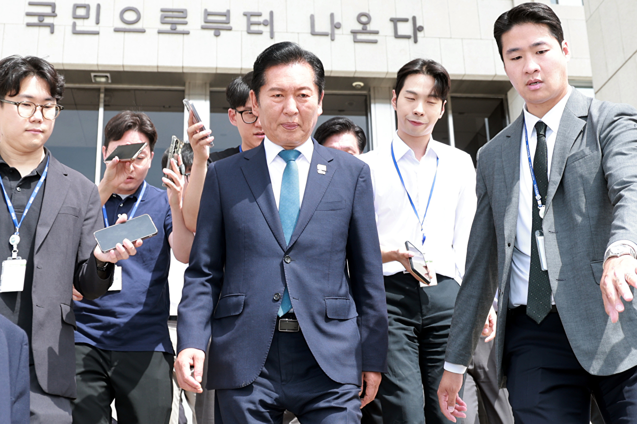 정청래 전 더불어민주당 대표가 24일 서울 강남구 코엑스에서 열린 서울국제도서전에서 문재인 전 대통령과 대화하고 있다.문 전 대통령은 지난해에 이어 올해도 평산책방 책방지기로 도서전에 참석했다. 2026.6.24 [사진=연합뉴스]