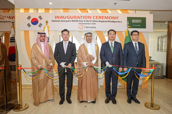 살레 빈 압둘라 알 아킬리 사우디 군수산업청 부청장(왼쪽부터)과 석종건 방위사업청장, 아흐마드 압둘아지즈 알 오할리 사우디 군수산업청장, 성일 한화에어로스페이스 중동&middot;북아프리카 총괄법인 사장, 문병준 주사우디 대사대리가 3일(현지시각) 사우디아라비야 리야드에서 열린 한화에어로스페이스 중동 총괄법인 개소식에 참가하고 있다. [사진=한화에어로스페이스]