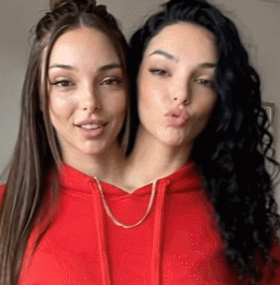 자신들이 미국에 사는 샴쌍둥이 자매라고 주장한 발레리아와 카밀라 계정이 AI로 드러났다. [사진=인스타그램 @itsvaleriaandcamila]