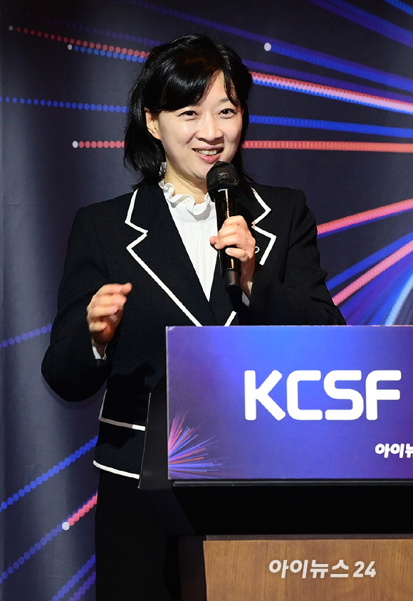 클라우드 기술과 소프트웨어 산업의 변화 흐름을 조망하는 '대한민국 클라우드/SaaS 포럼 2026'이 29일 서울 영등포구 여의도 FKI타워에서 열렸다. 오순영 아마존웹서비스 수석 솔루션즈 아키텍트가 'Agentic Nexus: 연결된 지능이 기업의 행동이 되는 순간'을 주제로 강연을 하고 있다. [사진=정소희 기자]