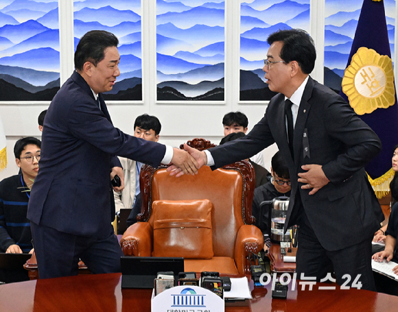 우원식 국회의장이 13일 국회에서 열린 국회의장 주재 여야 원내대표 회동에서 발언을 하고 있다. [사진=곽영래 기자]