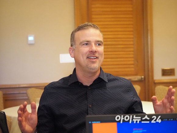 휴고 스와트 퀄컴 테크날러지 부사장 겸 XR부문 본부장은 16일(현지시간) 미국 마우이 그랜드 와일레아 호텔에서 열린 퀄컴 스냅드래곤 테크 서밋 2022에서 한국 기자들과 만나 혼합현실(XR)뿐만 아니라 증강현실(AR) 분야에서도 긴밀한 협력을 원한다고 밝혔다. [사진=김문기 기자]
