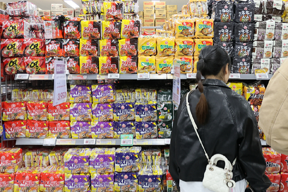 서울 시내 대형마트에서 시민들이 라면을 고르고 있다. [사진=연합뉴스]