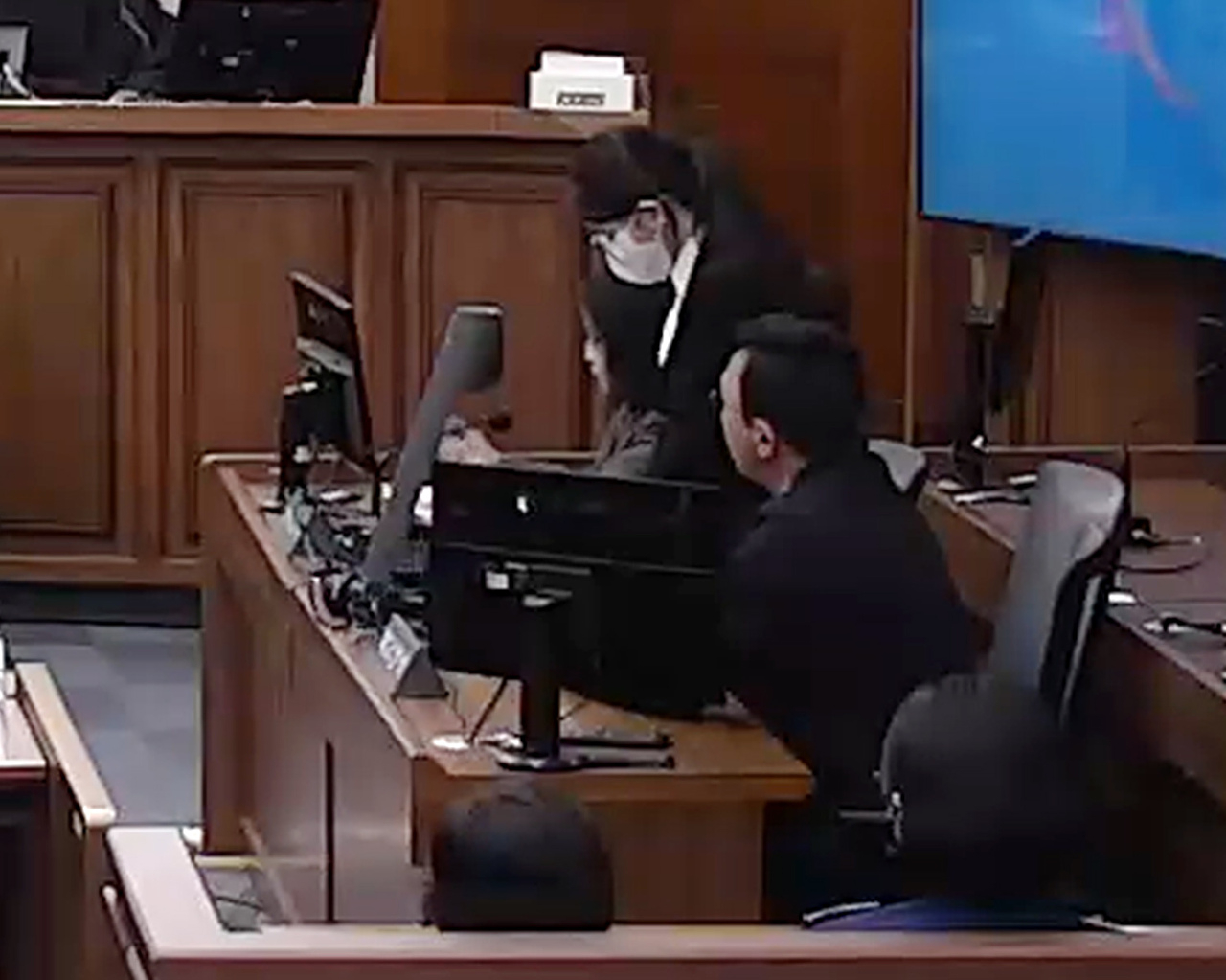 도이치모터스 주가조작과 통일교 금품수수 등 혐의로 재판에 넘겨진 김건희 여사가 28일 서울 서초구 서울고등법원에서 열린 항소심 선고공판에서 선고를 듣고 있다. 김 여사는 이날 1심보다 무거운 징역 4년을 선고받았다. 2026.4.28 [서울고법 제공. 재판매 및 DB금지] [사진=연합뉴스]