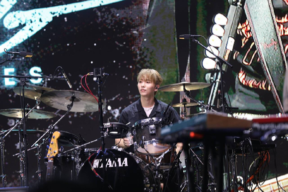 엑스디너리히어로즈가 북미 첫 쇼케이스 투어에서 무대를 선보이고 있다. [사진=JYP엔터테인먼트]