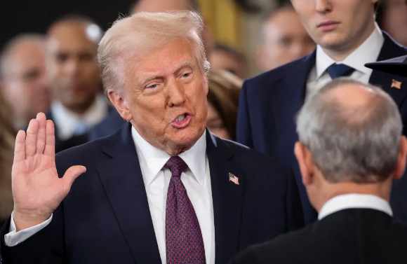 도널드 트럼프 미국 대통령이 워싱턴 D.C.의 미국 국회의사당에서 취임식을 거행하며 선서를 하고 있다. [사진=로이터/연합뉴스]