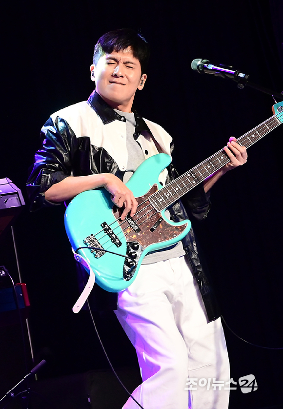 [포토] 아묻따밴드 홍경민, 베이스 치는 한국의 리키 마틴