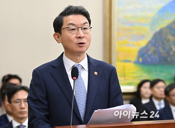 이억원 금융위원장이 20일 서울 여의도 국회 정무위원회에서 열린 금융위원회 등에 대한 국정감사에서 업무보고를 하고 있다. [사진=곽영래 기자]