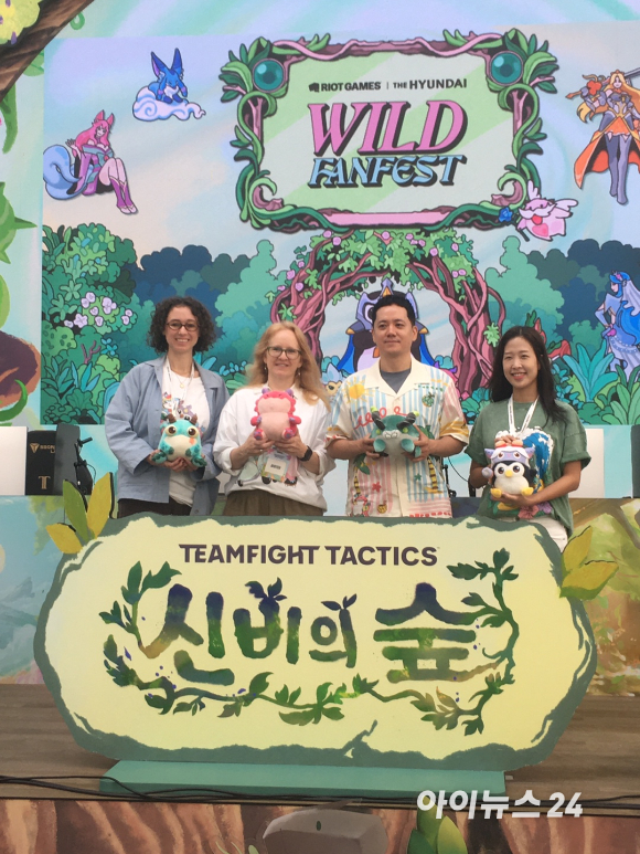 (좌측부터) 아만다 잭슨 TFT 소셜 미디어 리드 겸 '신비의 숲' 커뮤니티 리드, 브리짓 브레넌 TFT 크리에이티브 프로덕션 총괄, 김준우 TFT 한국 퍼블리싱 리드, 정하림 TFT 커뮤니티 매니저. [사진=문영수 기자]