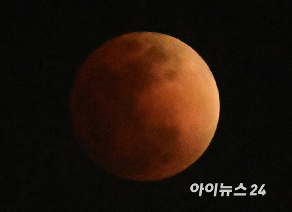 3일 저녁 경기도 고양시 하늘 위로 '개기월식' 붉은 빛 보름달이 떠오르고 있다. [사진=정소희 기자]