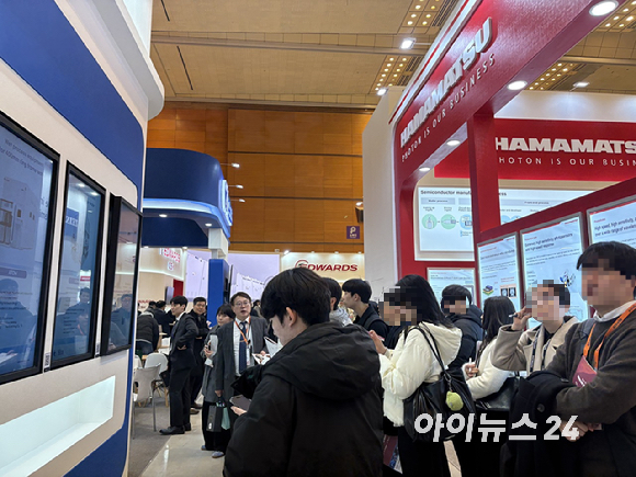 세미콘코리아 2026 전시장에서 대학생들이 제우스(Zeus) 부스를 둘러보고 있다. [사진=권서아 기자]