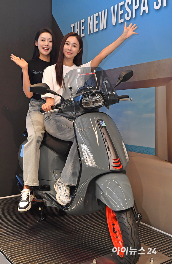 이탈리아 아이코닉 모터사이클 브랜드 베스파가 12일 오전 서울 강남구 베스파 모토플렉스 서울점에서 신모델을 공개했다.모델들이 베스파 스프린트 S 앞에서 포즈를 취하고 있다. [사진=곽영래 기자]