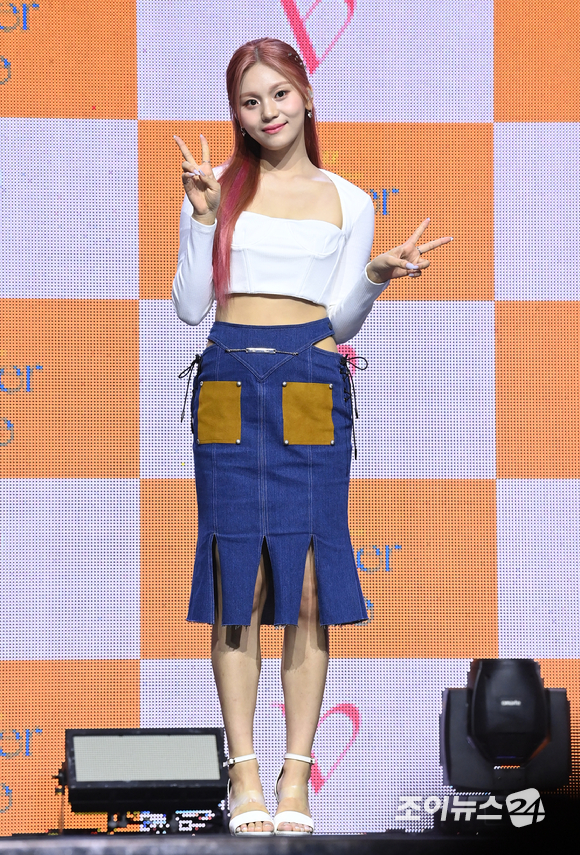 그룹 비비지 엄지가 6일 오후 서울 광진구 광장동 예스24라이브홀에서 열린 두 번째 미니앨범 '서머 바이브(Summer Vibe)' 발매 기념 쇼케이스에서 포즈를 취하고 있다. [사진=김성진 기자]