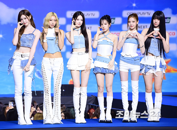 그룹 이즈나(izna)가 9일 오후 경기도 일산 킨텍스에서 열린 2026 SBS 가요대전 Summer 블루카펫 행사에 참석하고 있다. [사진=정소희 기자]