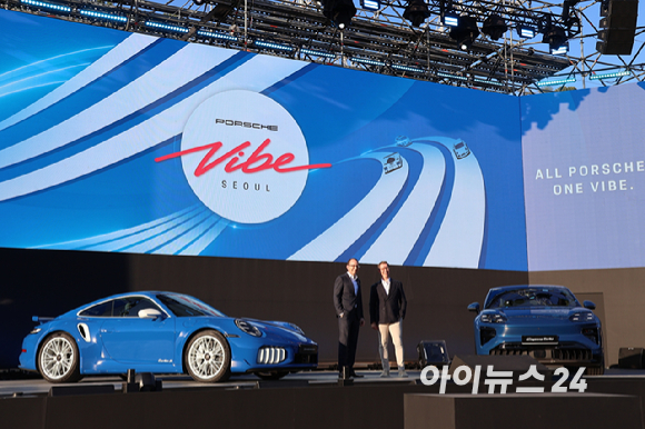 알렉산더 파비그 포르쉐 AG 개인화 및 클래식 부문 총괄 사장이 2일 서울 마포구 문화비축기지에서 열린 국내 최초&middot;최대 규모의 팬 페스티벌 '포르쉐 바이브 서울'에서 신형 카이엔 터보 쿠페 일렉트릭을 소개하고 있다. [사진=심영현 인턴기자]