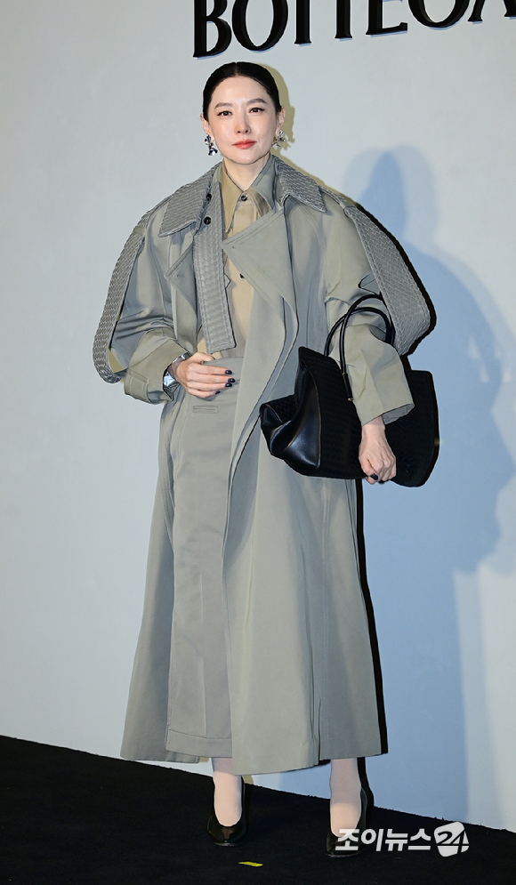 배우 이영애가 28일 오후 서울 성동구 성수동 에스팩토리D동에서 열린 보테가 베네타 2026 여름 프라이빗 뷰 포토콜 행사에 참석하고 있다. [사진=정소희 기자]
