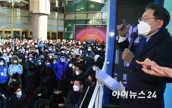 이재명 더불어민주당 대선후보가 17일 오전 서울 노원구 상계동 롯데백화점 노원점 앞에서 유세를 펼치고 있다. [사진=국회사진취재단]