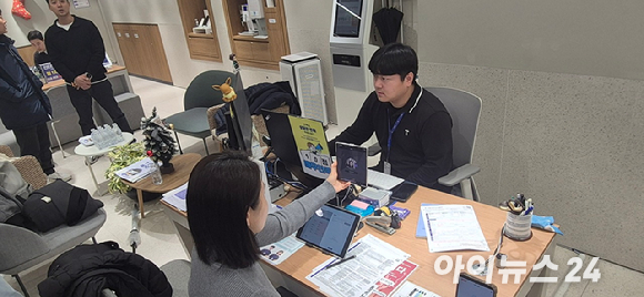 서울 한 대리점에서 고객이 안면인증 본인 확인 절차를 통해 휴대전화 개통을 하고 있다. [사진=서효빈 기자]