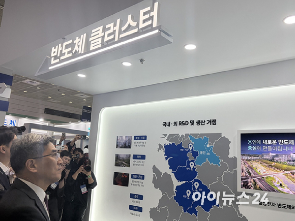 14일 서울 강남구 코엑스에서 열린 '제28회 반도체대전(SEDEX 2026)'에서 안현 SK하이닉스 CDO 사장이 젠슨 황 엔비디아 CEO의 친필 서명이 담긴 HBM 구조 모형을 소개하자 송재혁 삼성전자 CTO 사장이 이를 살펴보고 있다. [사진=권서아 기자]
