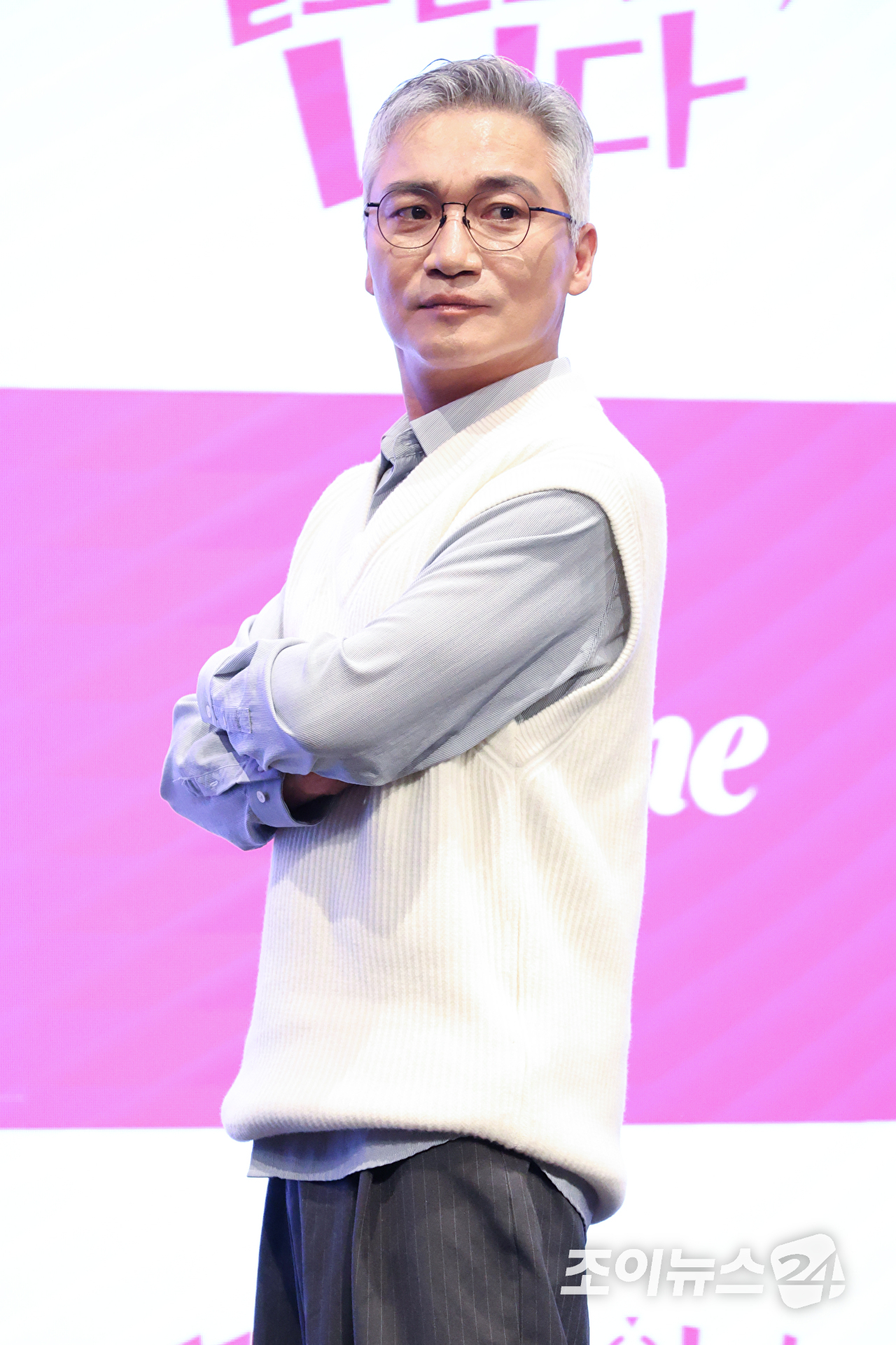 배우 조재윤이 19일 오후 서울 구로구 더세인트에서 진행된 라이프타임 새 토일드라마 '밑도 끝도 없이, 너다' 제작발표회에 참석해 포즈를 취하고 있다. [사진=문수지 기자]