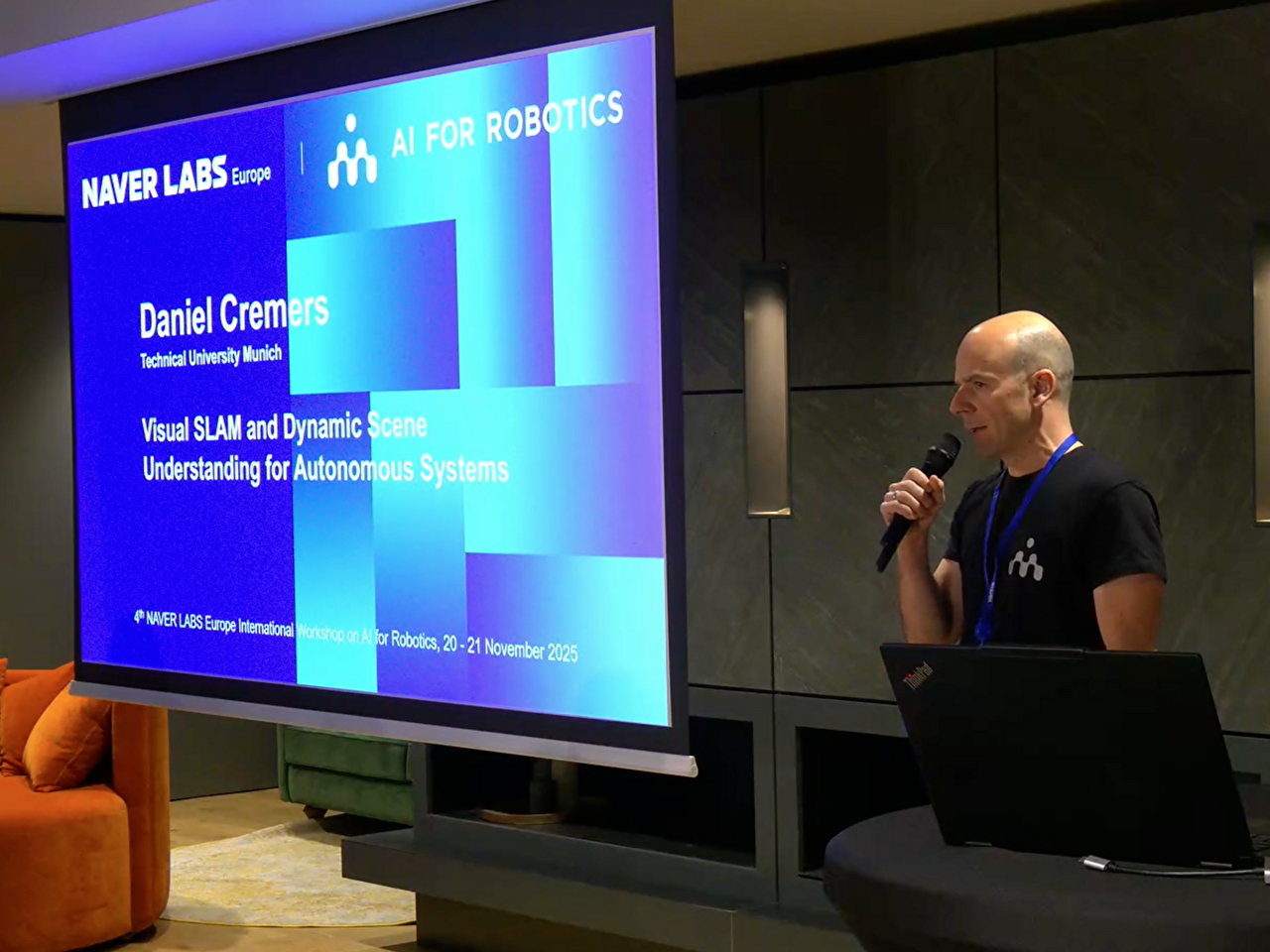 지난 20일부터 21일(현지시간)까지 열린 제4회 'AI 포 로보틱스(AI for Robotics)' 워크샵에서 마틴 휴멘버거 네이버랩스 유럽 연구소장이 발표하고 있다. [사진=네이버]