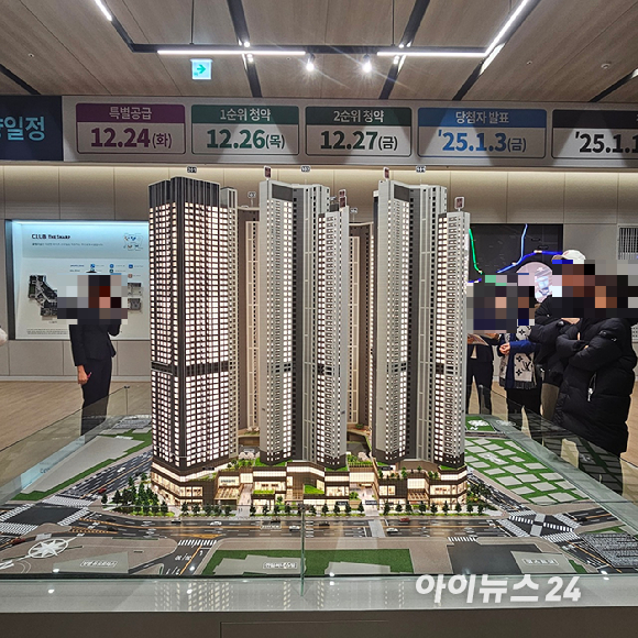 1월 17일 서울 송파구 래미안갤러리 방문객들이 '래미안 원페를라' 견본주택을 둘러보고 있다. [사진=이수현 기자]