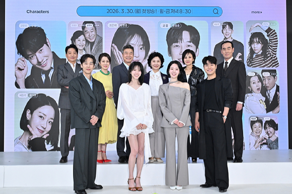 '기쁜 우리 좋은 날' 제작발표회에 참석한 배우 엄현경 윤종훈 [사진=KBS ]