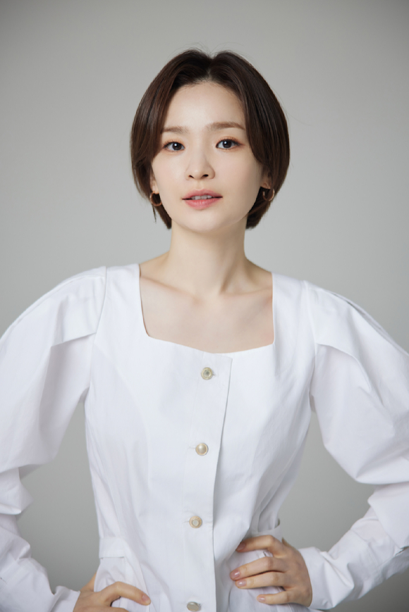 배우 전미도가 JTBC 드라마 '서른, 아홉' 종영 인터뷰를 앞두고 포즈를 취하고 있다. [사진=비스터스엔터테인먼트]