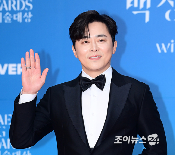 배우 조정석이 5일 오후 서울 삼성동 코엑스에서 열린 제61회 백상예술대상 시상식 레드카펫 행사에 참석하고 있다. [사진=정소희 기자]