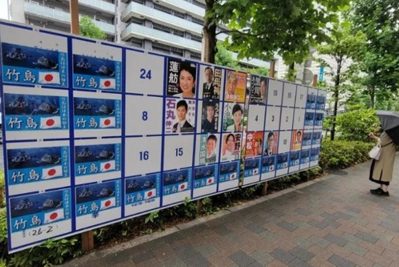 일본 도쿄에서 선거철마다 외설적인 선거 포스터가 등장해 당국이 몸살을 앓고 있다. [사진=go2senkyo.com]