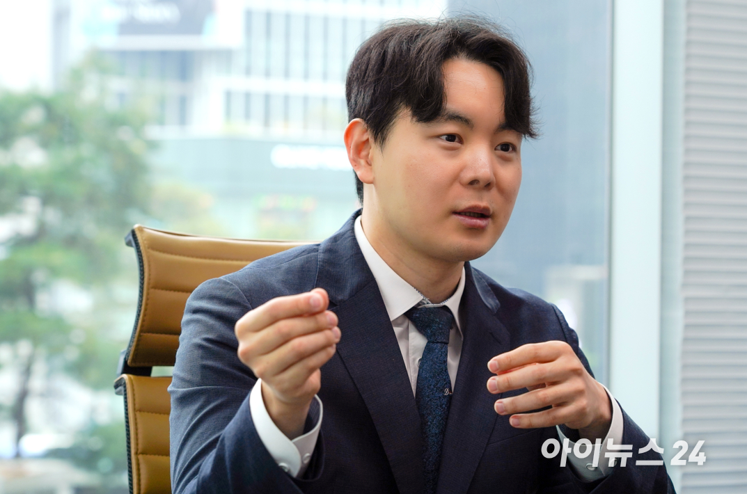 이재성 법무법인 YK 변호사가 지난 25일 서울 역삼동 YK 강남 주사무소에서 아이뉴스24와 인터뷰하고 있다. [사진=최기철 기자]