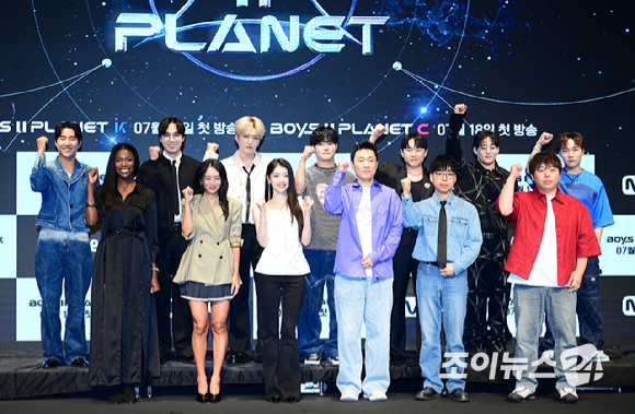 16일 오전 서울 구로구 더 세인트에서 열린 Mnet 새 예능프로그램 '보이즈2 플래닛' 제작발표회에서 김신영 CP-정우영, 고정경 PD를 비롯한 K&C 마스터들이 포토타임을 갖고 있다. [사진=정소희 기자]