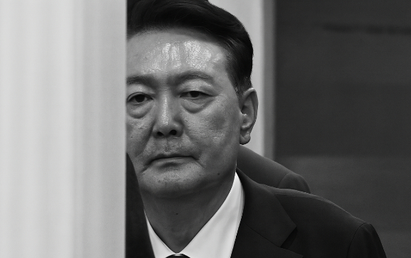 윤석열 전 대통령이 지난 9일 서울 서초구 서울중앙지법에서 영장실질심사를 마치고 나오고 있다. [사진=곽영래 기자]