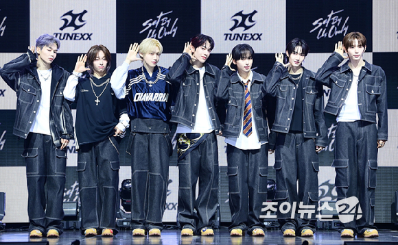 3일 오후 서울 광진구 광장동 예스24라이브홀에서 신인 보이그룹&nbsp;튜넥스(TUNEXX)&nbsp;첫 번째 미니 앨범 '셋 바이 어스 온리'(SET BY US ONLY) 발매 기념 쇼케이스가 열렸다.&nbsp;튜넥스 시환-동규-인후가 포토타임을 갖고 있다. [사진=정소희 기자]