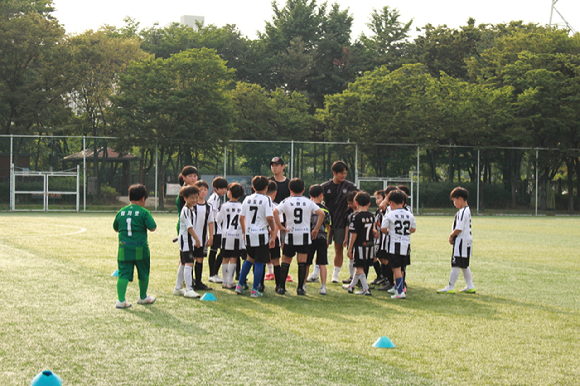 노원구가 맞춤형 축구&middot;풋살교실 수강생을 모집한다. 사진은 축구&middot;풋살교실이 진행 중인 모습. [사진=노원구]