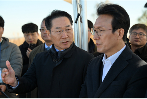 유정복 인천광역시장이 21일 수도권매립지를 방문한 김민석 국무총리와 매립지 관련 현안 등을 논의하고 있다. [사진=인천시]