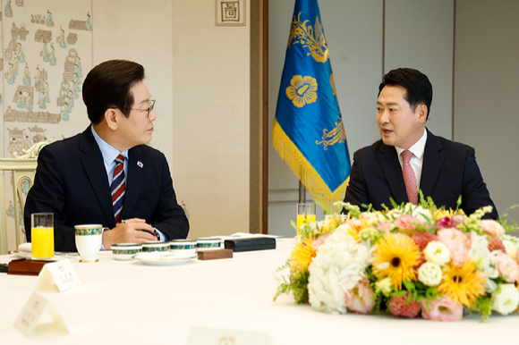 이재명 대통령이 8일 용산 대통령실에서 열린 여야 지도부 오찬 회동에서 국민의힘 장동혁 대표와 대화하고 있다. 2025.9.8 [대통령실통신사진기자단] [사진=연합뉴스]