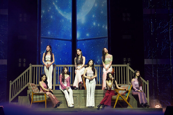 프로미스나인이 지난 27일과 28일 양일간 서울 중구 장충체육관에서 열린 콘서트&lsquo;2024 fromis_9 concert &lsquo;FROM NOW.&rsquo;에서 무대를 펼치고 있다. [사진=플레디스엔터테인먼트]