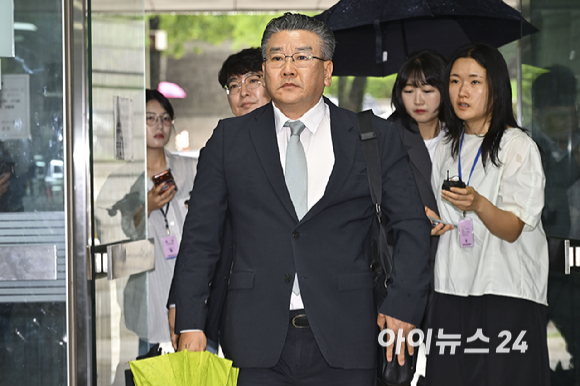 직권남용권리행사방해 혐의를 받는 유병호 감사위원이 구속 전 피의자 심문(영장실질심사)을 위해 20일 서울 서초구 서울중앙지방법원에 출석하고 있다. [사진=사진공동취재단 ]