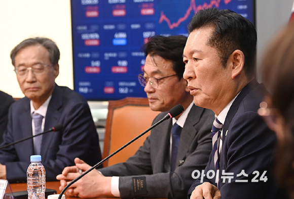 정청래 더불어민주당 대표가 10일 서울 여의도 국회에서 열린 중앙당 및 시&middot;도당 선거관리위원장 연석회의에서 발언하고 있다. [사진=곽영래 기자]