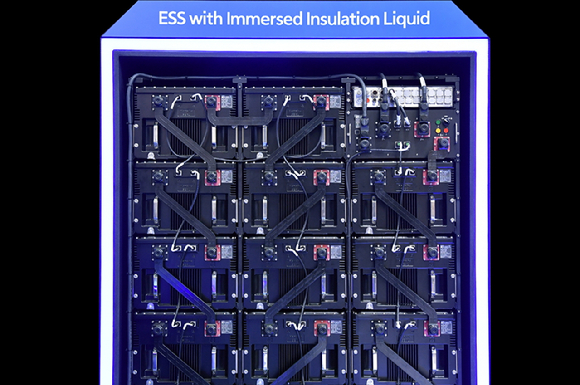 SK엔무브-한화에어로스페이스가 공동 개발한 선박용 액침형 ESS 시스템. [사진=SK이노베이션]
