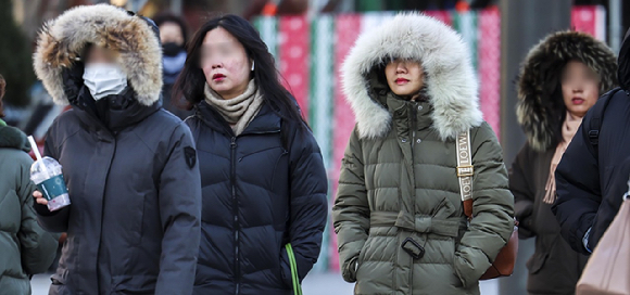 서울 종로구 광화문네거리에서 두꺼운 옷차림을 한 시민들이 이동하고 있다. [사진=뉴시스]