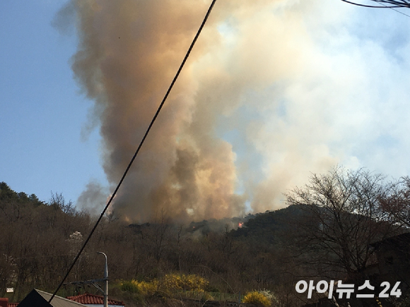 2일 서울 종로구 부암동 인왕산에서 발생한 화재로 연기가 치솟고 있다. [사진=문영수 기자]