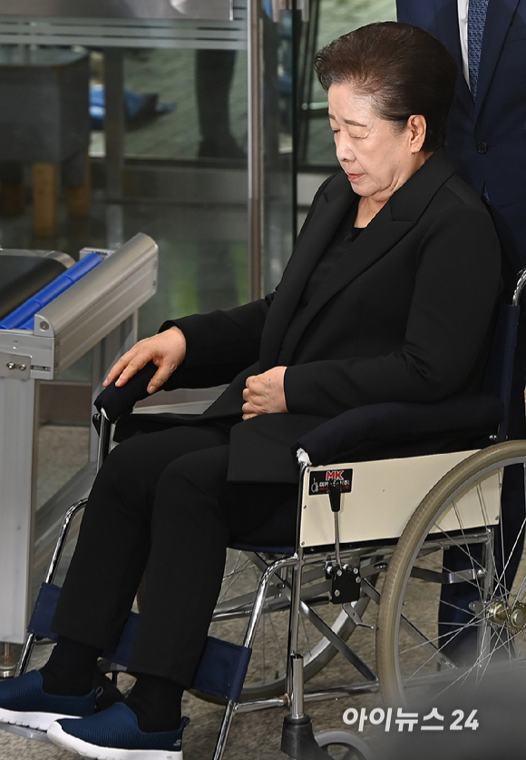 권성동 국민의힘 의원에게 불법 정치자금을 전달한 혐의 등을 받고 있는 한학자 통일교 총재가 22일 서울 서초구 서울중앙지법으로 구속 전 피의자 심문(영장실질심사)에 출석하고 있다. [사진=곽영래 기자]