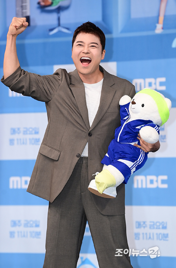 방송인 전현무가 4일 오후 서울 마포구 MBC 골든마우스홀에서 열린 MBC '나 혼자 산다' 10주년 기념 기자간담회에서 포즈를 취하고 있다. [사진=정소희 기자]